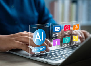 Principiante nelle criptovalute che impara i fondamenti del trading automatizzato con IA