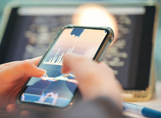 Investitore mentre controlla il processo trasparente di trasferimento e prelievo dei fondi